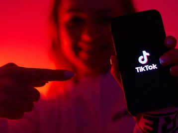 TikTok: buscas promovem desinformação, especialmente entre jovens