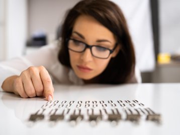 Qual é a diferença do Transtorno Obsessivo-Compulsivo (TOC) e mania?