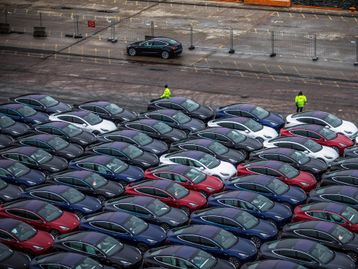 Tesla é condenada a fazer recall de mais de 1 milhão de carros 