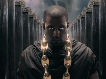 Recepcionado por Musk, Kanye West volta ao Twitter, mas toma ban