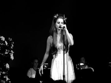 Lana Del Rey tem notebook com músicas inéditas e livro roubado