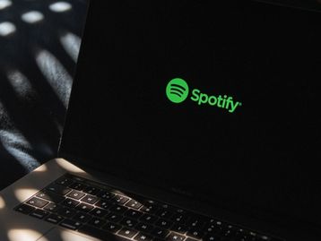 Spotify: geração Z ouve duas vezes mais podcasts que as demais