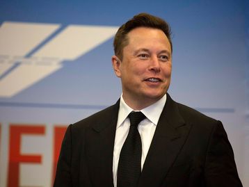 Elon Musk deve fechar compra do Twitter até sexta-feira (28)