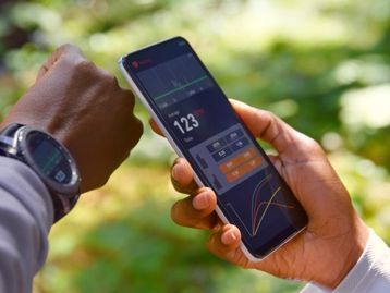 Até 50% de desconto em fones e smartwatches nas Casas Bahia