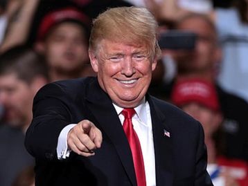 Donald Trump comemora a venda do Twitter para Elon Musk
