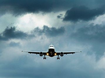 Pilotos revelam ter visto OVNIs no céu de Porto Alegre; veja vídeo