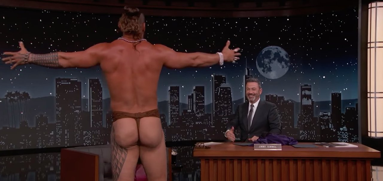 Jason Momoa repercute na internet após 'strip-tease' na TV; confira