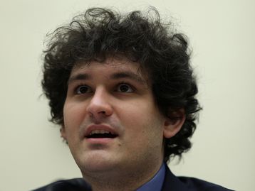 FTX: CEO da corretora cripto falida nega fuga e será investigado