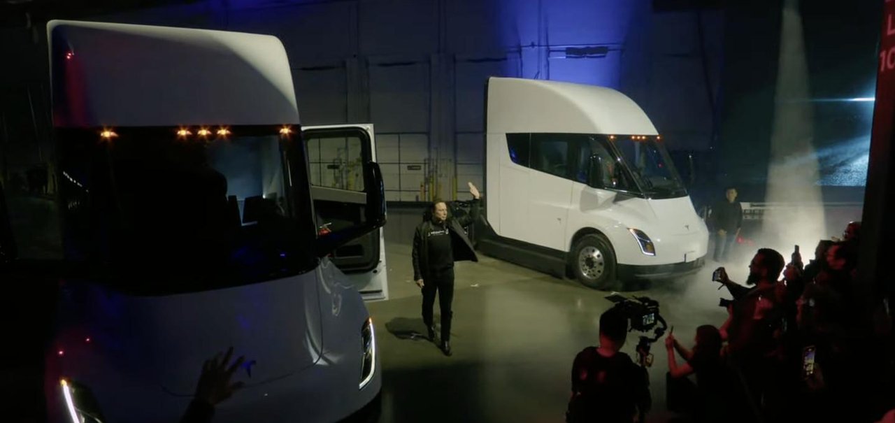 Tesla Semi começa a ser entregue aos primeiros clientes