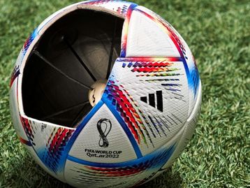 Bola da Copa do Mundo precisa ser carregada; descubra o motivo