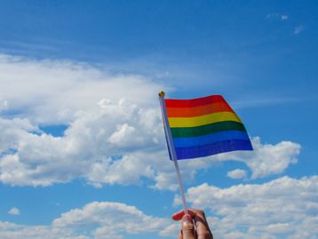Torcedores levam bandeira LGBT+ à Copa do Mundo no Qatar com AR