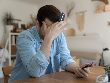 Mulher que seduzia homens para acessar apps bancários é presa