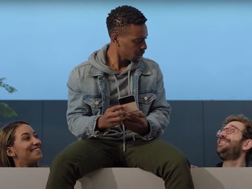 Samsung diz para donos de iPhones “descerem do muro” e terem um Galaxy