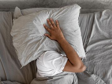 Zumbido no ouvido ao deitar é normal? Veja as causas e tratamentos