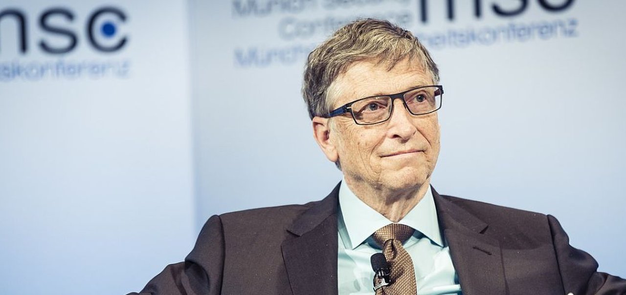 Bill Gates ganha Galaxy Z Fold 4 do presidente da Samsung