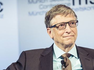 Bill Gates ganha Galaxy Z Fold 4 do presidente da Samsung