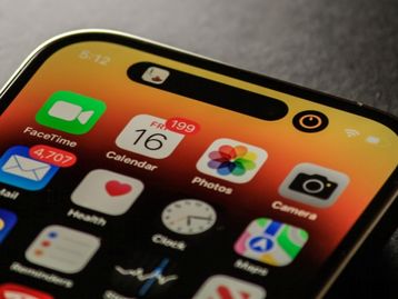 iPhone 14 Pro tem falha que faz tela mostrar faixas horizontais