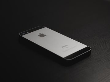 Apple corrige falhas de segurança em iPhones antigos com iOS 12 e 15