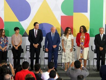 Lula reajusta bolsas e diz que Brasil quer exportar tecnologia