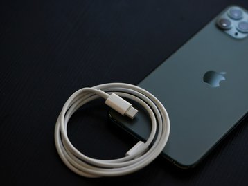 Apple é multada em R$ 12 mi por vender iPhone sem carregador e vai recorrer