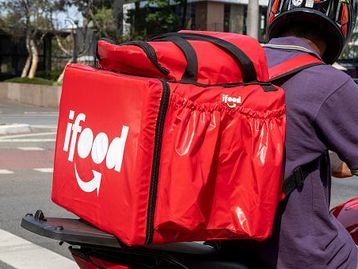 iFood expulsa do app mulher que humilhou entregador no Rio