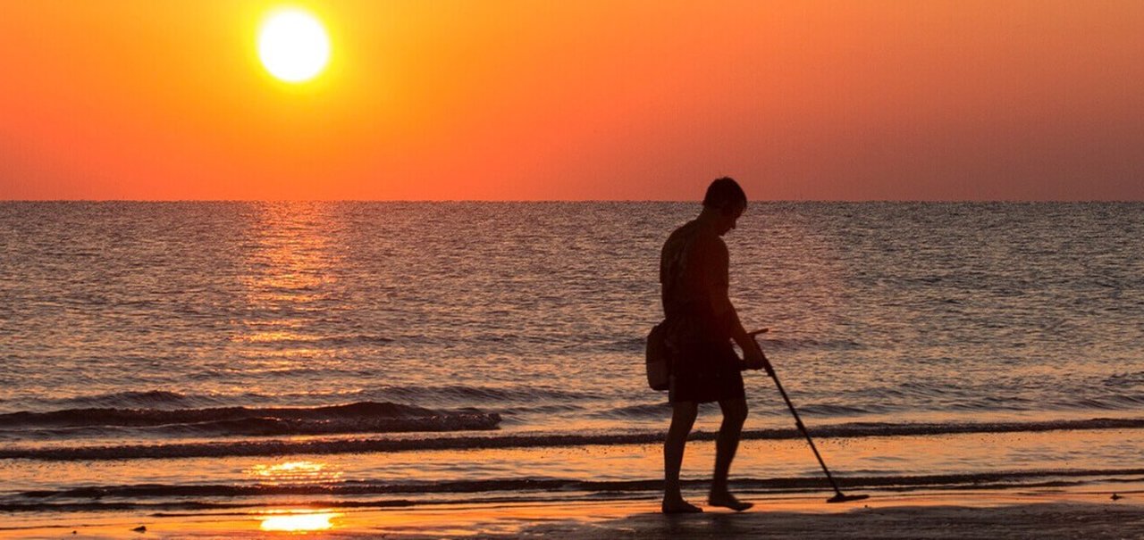 Detector de metais: conheça o dispositivo sucesso nas praias e praças