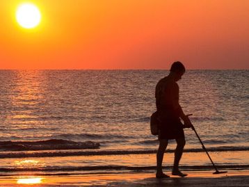 Detector de metais: conheça o dispositivo sucesso nas praias e praças