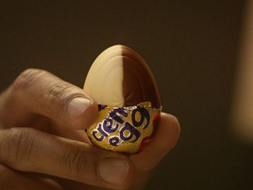 Youtuber distraído come ovo de chocolate especial de R$ 64 mil