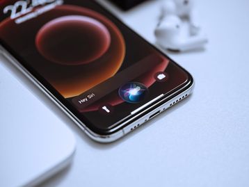 Siri não consegue superar o ChatGPT, diz ex-engenheiro da Apple