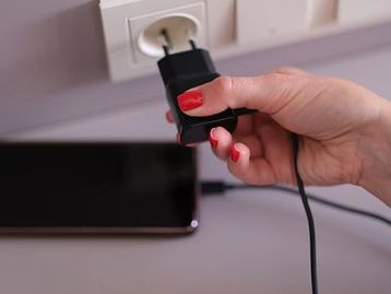É preciso comprar um carregador da mesma marca do celular?