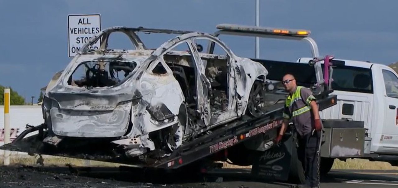 Tesla pega fogo em rodovia dos EUA e fica totalmente destruído