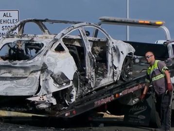Tesla pega fogo em rodovia dos EUA e fica totalmente destruído