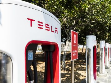 Robô humanoide da Tesla consegue caminhar e até pegar objetos em vídeo