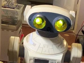 Robô de brinquedo dos anos 80 ganha IA e Machine Learning com Raspberry Pi