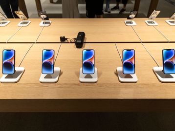 Homem rouba iPhones usando caixa de papelão na cabeça e vai preso