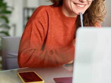 Como deixar seu currículo pronto para ganhar em dólar: aprenda inglês com desconto