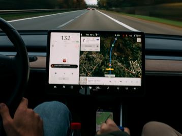 'Modo Elon': hacker ativa direção 100% autônoma em carro da Tesla