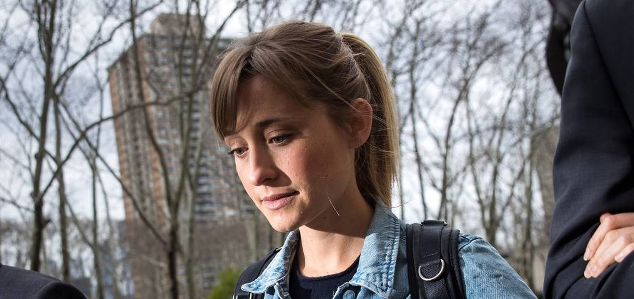 Smallville: Allison Mack deixa prisão após ser condenada por culto sexual