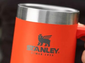 Caneca Stanley na promoção: último dia para comprar 2 e pagar somente 1