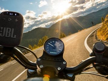 JBL lança caixa de som portátil com suporte para bicicleta e moto