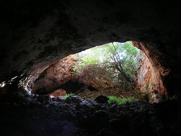 Gruta dos Mármores: estudo sugere que humanos neolíticos manipulavam ossos de mortos