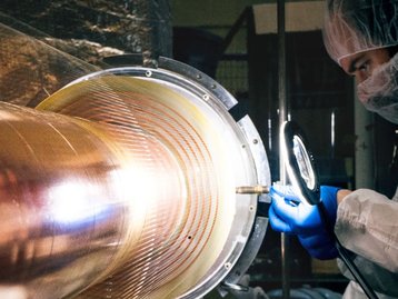 Antimatéria 'cai' como a matéria normal? Estudo explora o efeito gravitacional do conceito