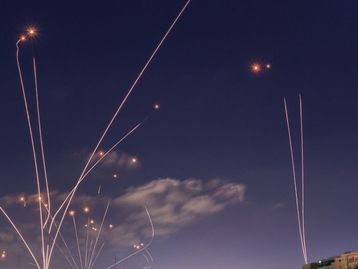 Como o Domo de Ferro de Israel intercepta mísseis no ar 