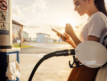 Mito ou verdade: usar celular no posto de gasolina pode causar explosões?