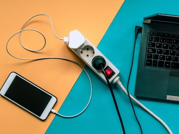 Mito ou verdade: usar eletrônicos enquanto carregam pode viciar a bateria do aparelho?