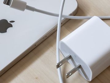TJDF decide que venda de celular sem carregador não é prática abusiva