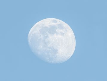 Por que podemos ver a lua durante o dia? A ciência responde!