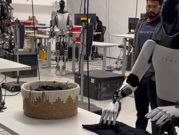 Robô da Tesla surge dobrando roupas em vídeo, mas detalhe entrega segredo