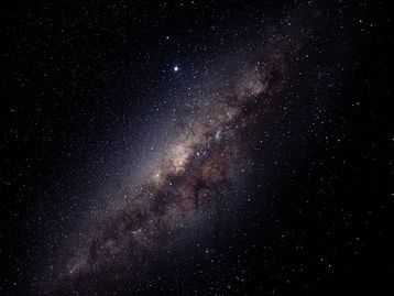 ‘Velhos fumantes’ e estrelas recém-nascidas são detectadas na Via Láctea, diz estudo