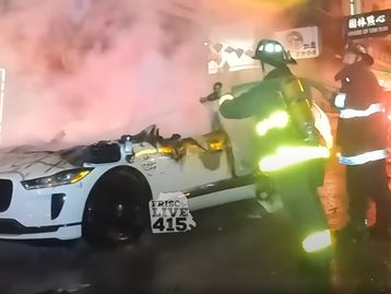 Carro autônomo da Waymo é vandalizado e incendiado nos EUA